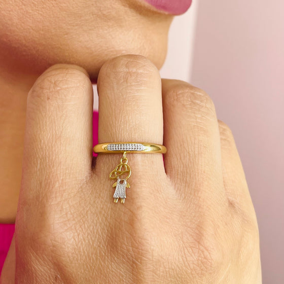 Anel em Ouro 18k com Detalhe em Ouro Branco e Pingente de Menino / 18k Gold Ring with White Gold Detail and Hanging Boy Pendant - Ricca Jewelry