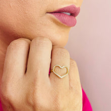  Anel Coração em Ouro 18k Contornado com Zircônia / Heart Ring in 18k Gold Outlined with Zirconia
