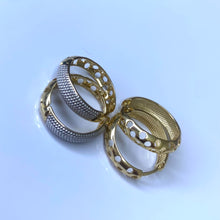  Brinco Argola com Detalhe em Ouro Branco em Ouro 18k / 18k Gold Hoop Earring with White Gold Detail - Ricca Jewelry
