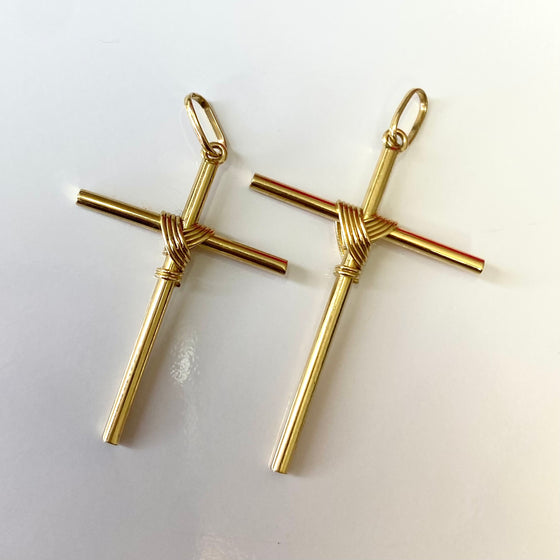 Pingente em Ouro 18K Cruz Palito com Amarração / 18K Gold Cross Toothpick Pendant with Tie - Ricca Jewelry