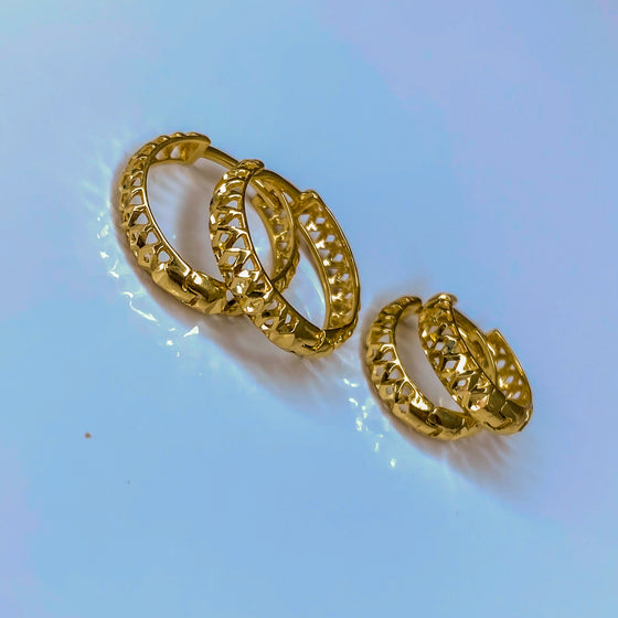 Brinco Argola com Losangos Vazados em Ouro 18k / 18k Gold Hoop Earring with Hollow Diamonds - Ricca Jewelry