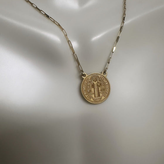 Escapulario em ouro 18k Modelo Sao Bento com Corrente Veneziana Alongada / Cartier 60cm - Ricca Jewelry