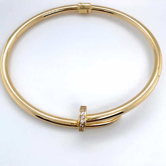 Bracelete em Ouro 18k Modelo Prego com Pedras Zirconia / Elegant 18k Gold Nail-Model Bracelet with Cubic Zirconia Stones