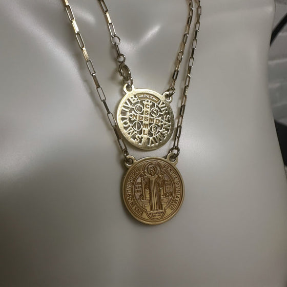 Escapulario em ouro 18k Modelo Sao Bento com Corrente Veneziana Alongada / Cartier 60cm - Ricca Jewelry