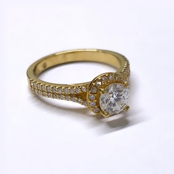 Anel em Ouro 18k Modelo Solitario com um Diamante Central de 0.75ct e 61 Diamantes Menores / 18k Gold Solitaire Ring
