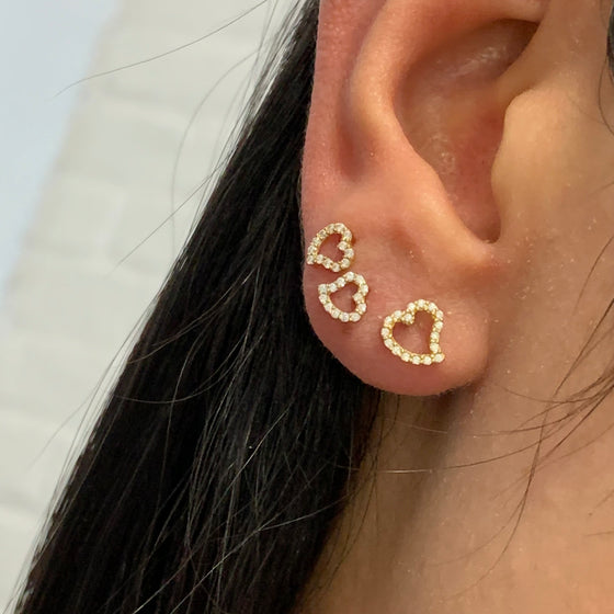 Brinco em Ouro 18k Modelo Coração Vazado com Micro Zircônias / 18k Gold Heart-Shaped Earrings with Crystal Micro Zirconias
