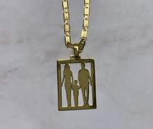 Pingente de Ouro 18k Modelo Familia Casal com 1 Menino / 18k Gold Family Model Pendant - Laser Precision and Eternal Love - Ricca Jewelry
