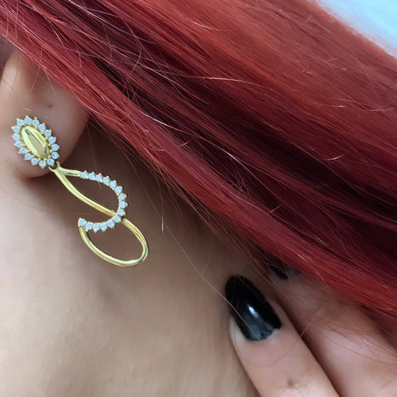 Brinco em Ouro 18k Modelo Longo com Pedras de Zirconia / Elegant 18k Gold Earrings with Cubic Zirconia