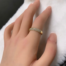  Anel de Ouro 18k Modelo Meia Alianca Pave Bananinha com 49 diamantes - Ricca Jewelry