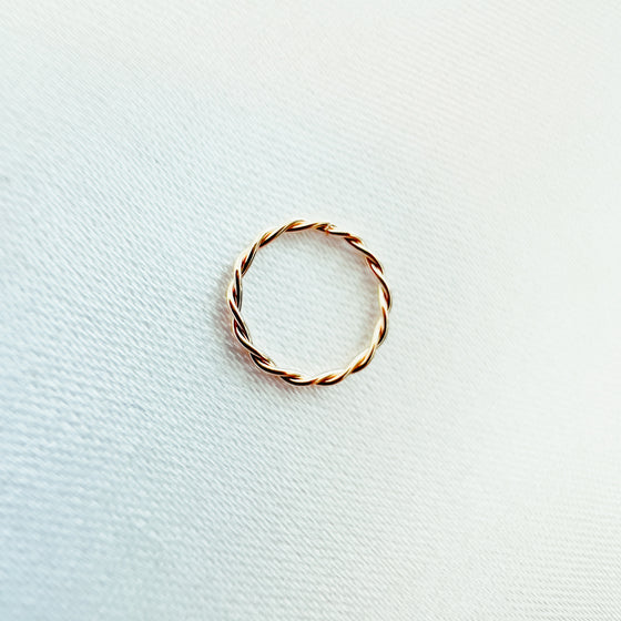 Piercing de Ouro 18k Modelo Argola Trançada para Nariz/ 18k Gold Braided Nose Ring Piercing - Ricca Jewelry