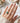 Anillo de esmeralda con detalles de diamantes sostenibles