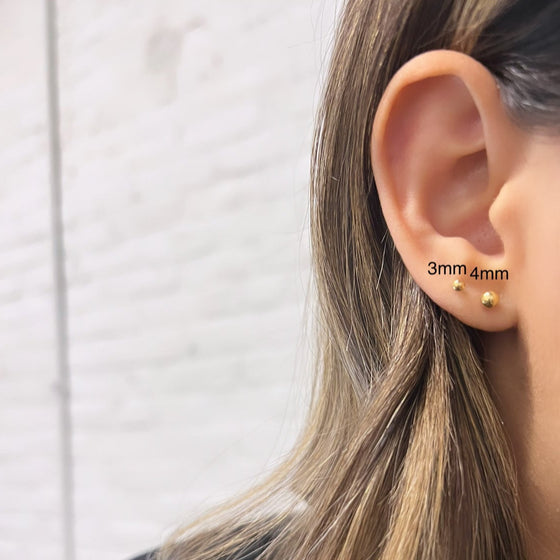 Brincos de Ouro 18k Modelo Bola com Tarracha de Rosca / 18k Gold Smooth Sphere Earrings with Screw Backs - Ricca Jewelry