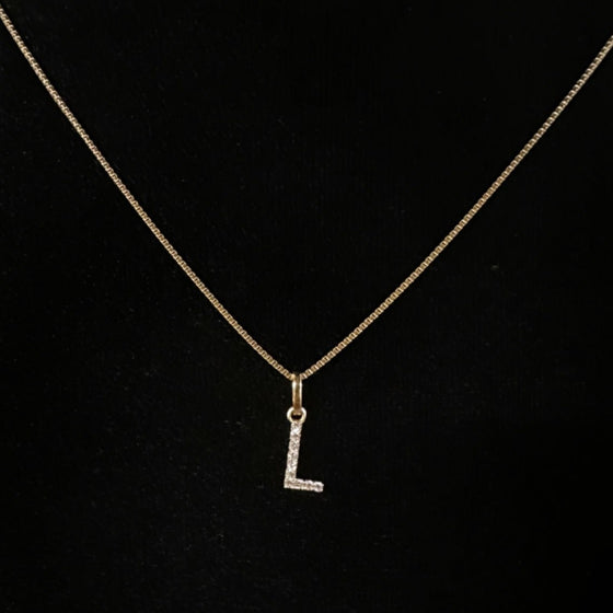 Pingente em Ouro 18K Letra 'L' Cravejada com 10 Diamantes / 18K Gold Letter 'L' Pendant Set with 10 Diamonds - Ricca Jewelry