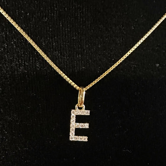 Pingente de Ouro 18k Modelo Letra E com 16 Diamantes / 'E' Letter Pendant in 18k Gold with Diamonds - Ricca Jewelry